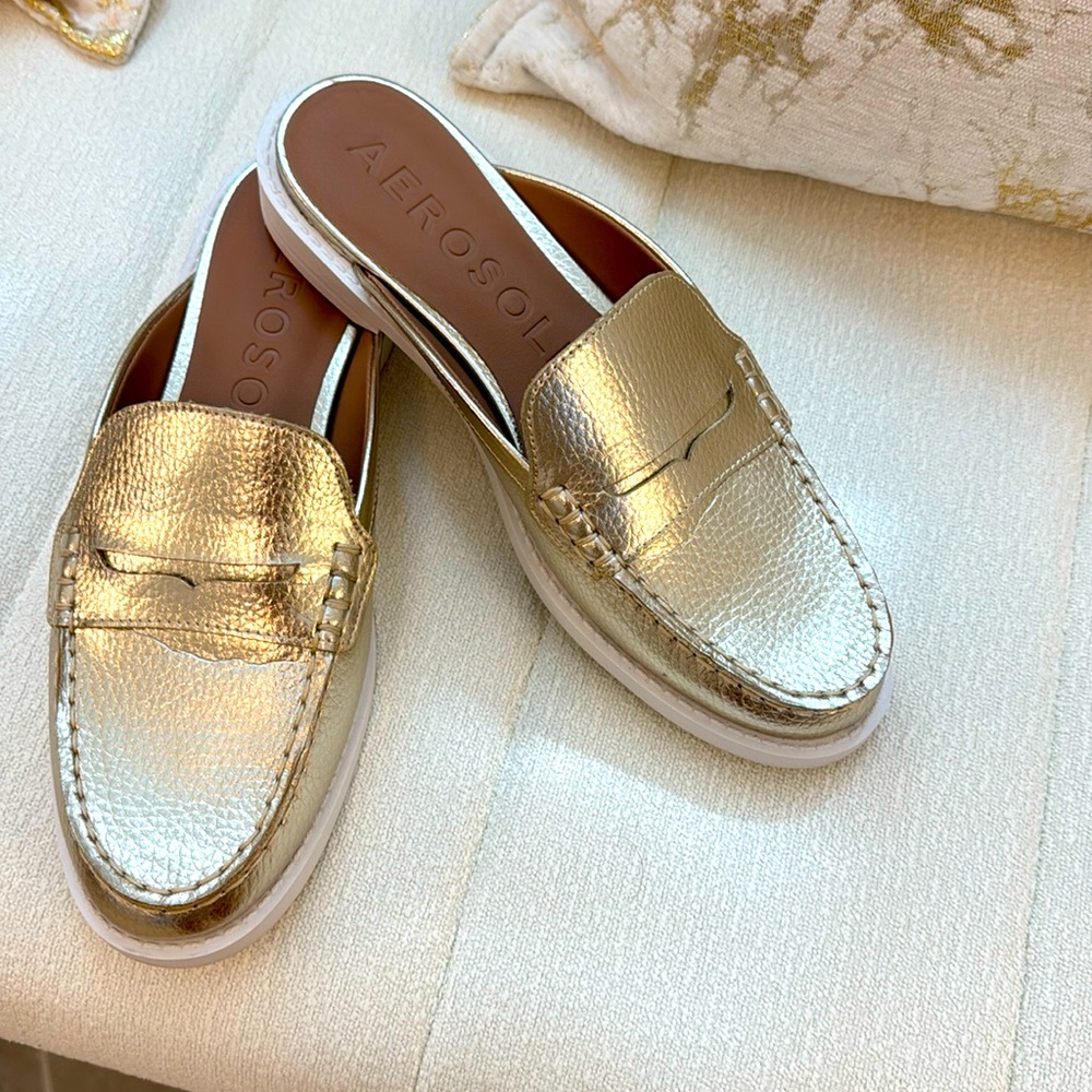 BEAUTIFUL GOLD AEROSOLES DOCKSIDER MULES